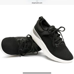 NEW MOSHN Klogs Women’s Rhythm Sneakers Tennis Shoes in Black White Trendy 10